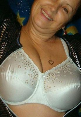 BRAS blancos en grandes tetas