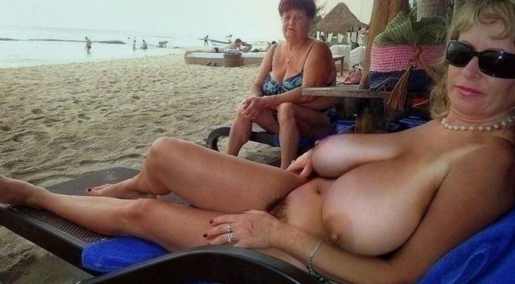 Prostituta jubilada desnuda en la playa