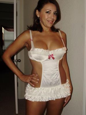 MILF amateur Jennifer en blanc