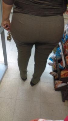 This big booty milf was in front of me at a busy liquor store .