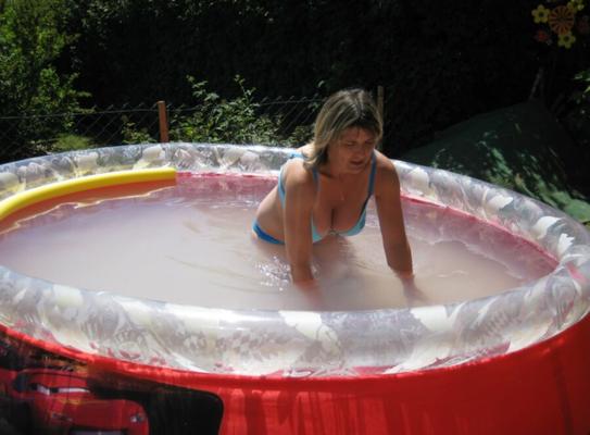 Gagnant du vote - journée ensoleillée dans la piscine du jardin