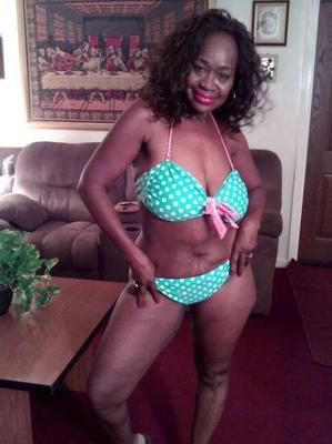 MILF negra madura en bikini y vestidos sexys. 