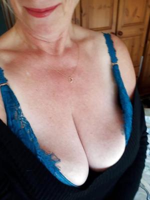 mature amateur   cleavage