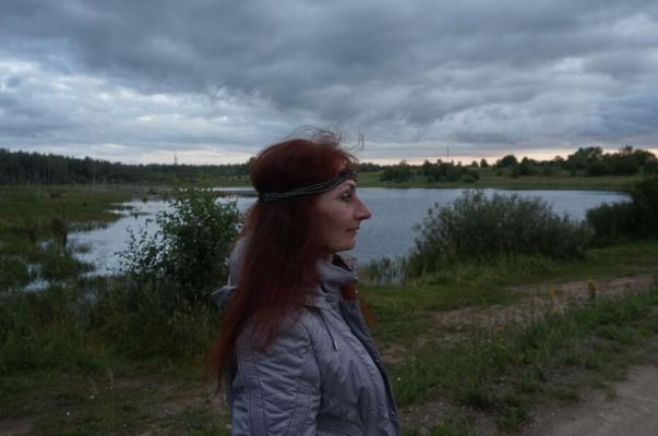 Crepúsculo sobre el lago del bosque