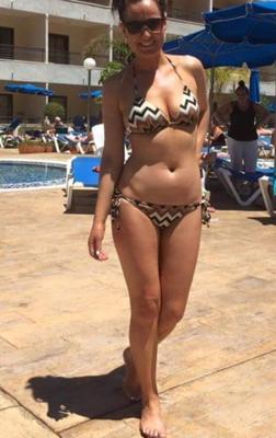 PERFECT MILF SIOBHAN SHOWING OFF HER BODY IN BIKINIS