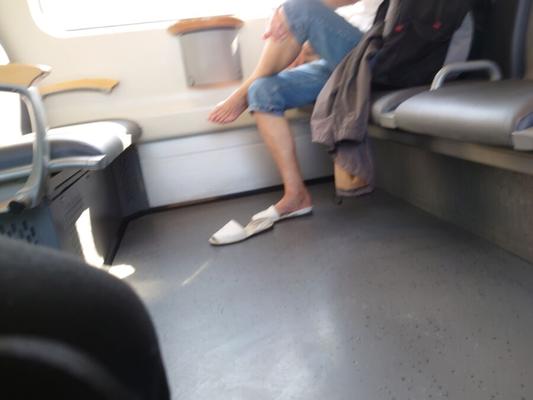 Summer ThrowBack : Très beaux pieds de MILF veineux