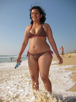 indien desi trentenaire femme joufflu mature bikini plage exposée en public