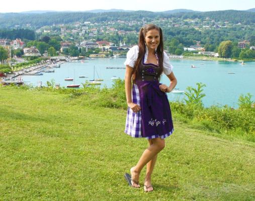 Franziska zeigt gera suas longas vidas no Dirndl