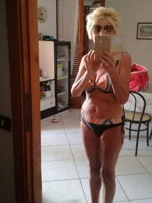 Blonde mature aime la plage