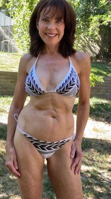 MILF mature libérale salope en bikini. Corps de bikini chaud et chaud