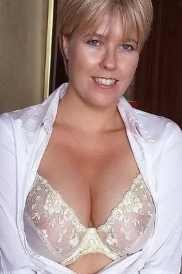 Bobbie - beautiful, busty MILF