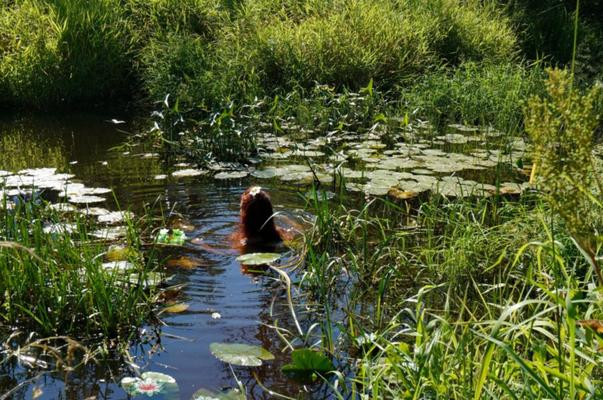 Nu dans une rivière artificielle