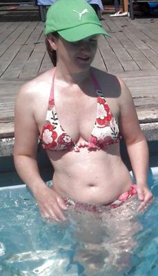 Schöne MILF (NN) in ihrem Bikini am Pool