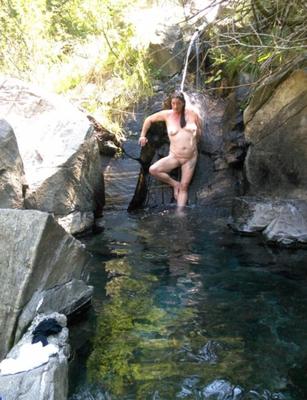 un refrescante baño en el río