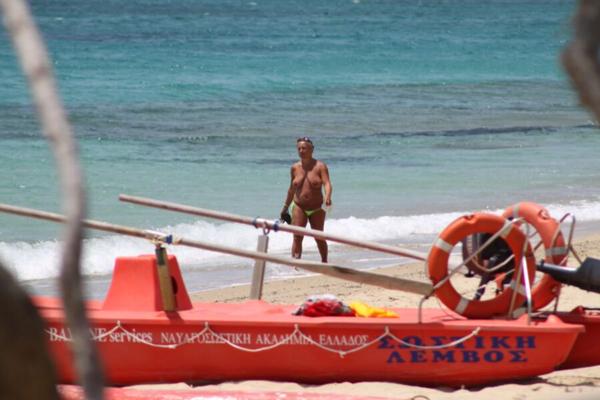 Milf bronceada pillada en topless en la playa de Plaka, Naxos.