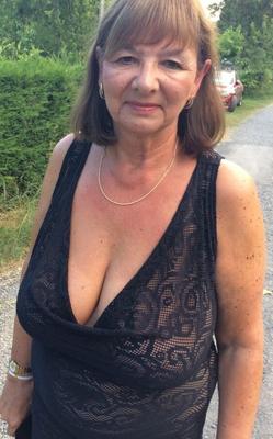 Big titted granny cleavage heaven