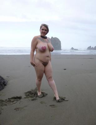 mostrando su cuerpo desnudo en la playa