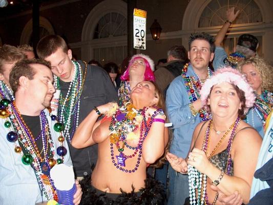 Mamans clignotantes : seins de Mardi Gras