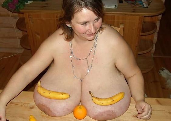 Seins géants matures avec des fruits