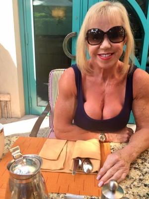 Esa abuela de grandes tetas que todos los chicos del gimnasio quieren follar