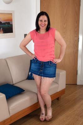 Amber Lustfull - Jeansrock-Upskirt :: MILF, haarige Hausfrau