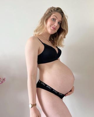 Cette jeune Néerlandaise Sarah devient une MILF enceinte