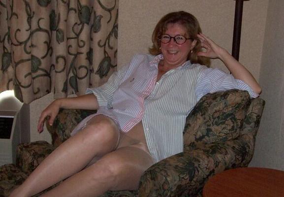 Mature Devlynn in pantyhose