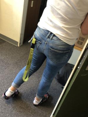 Sexy offener MILF-Arsch in engen Jeans