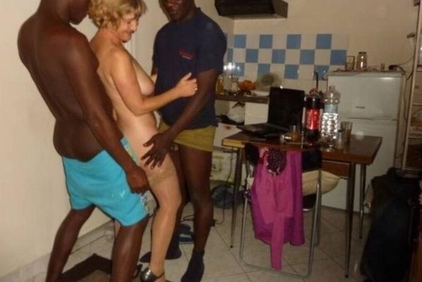 La madura francesa Gisele y dos negros