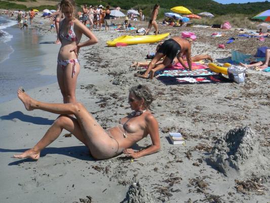 Mamie aux cheveux gris italiens seins nus à la plage