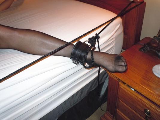 Ans Bett gefesselte Strümpfe, Beine und Füße, Bondage, BDSM