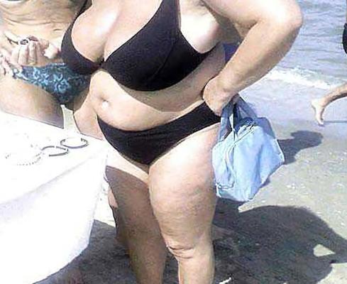 Hermosa abuela en la playa