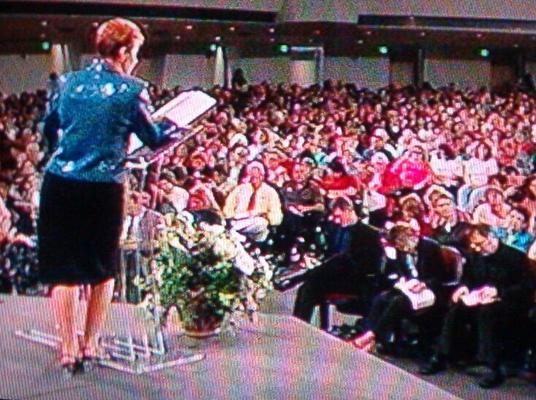 Joyce Meyer in einem Kleid