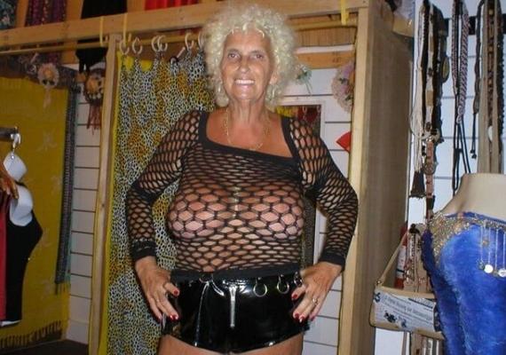 abuela con enormes tetas