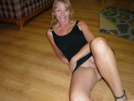 Mature loves to show her pussy