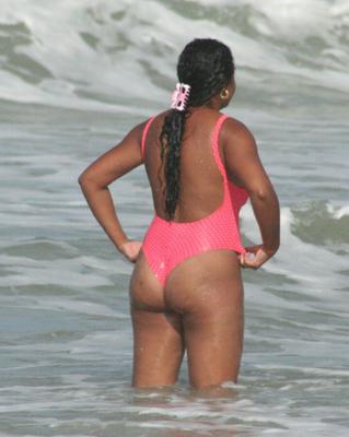 Mulheres gordinhas na praia