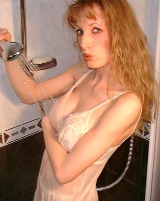 Ginger Hot Mature Blonde prend une douche