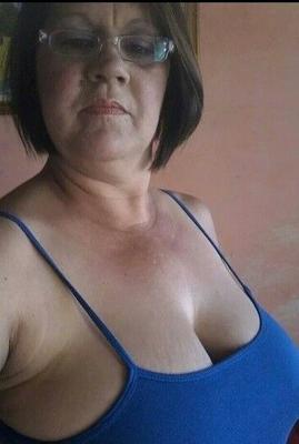 Vieja chica con grandes tetas