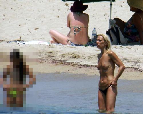 MILF rubia en la playa