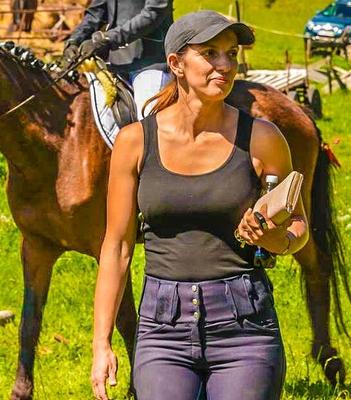 ESPOSA BASTARDA DE 40 AÑOS Y BRUJA TRABAJA CON CABALLOS