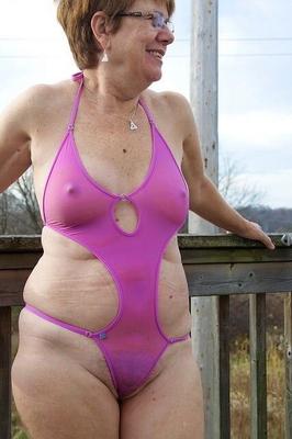 Mamie / mature en maillot de bain