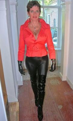 Sexy reife Jane in Leder/Latex und hohen Stiefeln