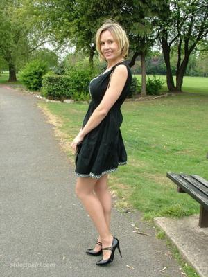 Nicht nackte MILF im Freien in High Heels