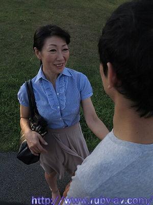 Japanische MILF Mizue Karazawa