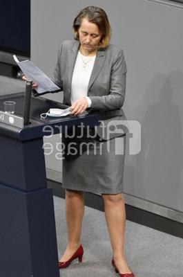 Beatrix von Storch en medias de nailon lujosas y Lackpumps podridas