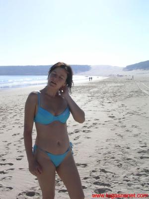 Dulce MILF coño peludo en la playa