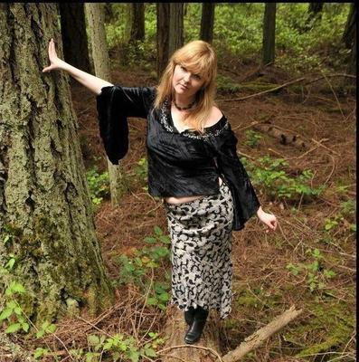 Jane pinkelt im Wald