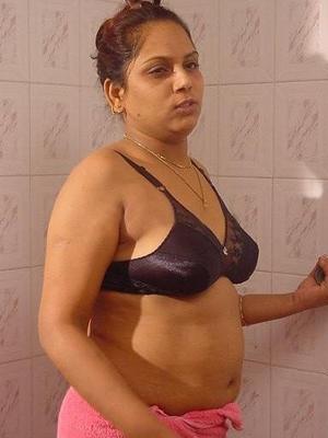 MALLU SINDHU INDIAN BITCH AT THE SHOWER