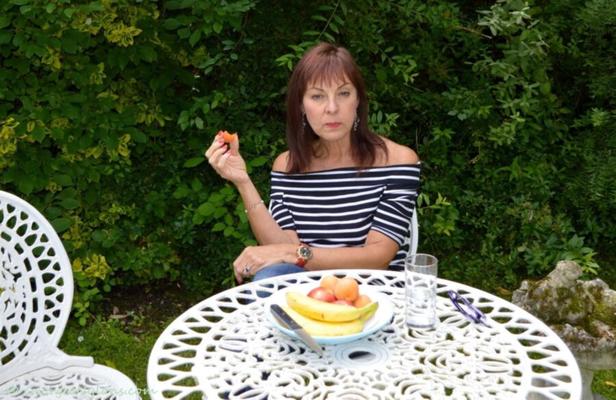 Amusement fruité dans le jardin