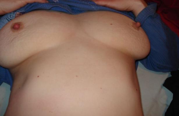 Exhiber mes gros seins et mes tétons durs